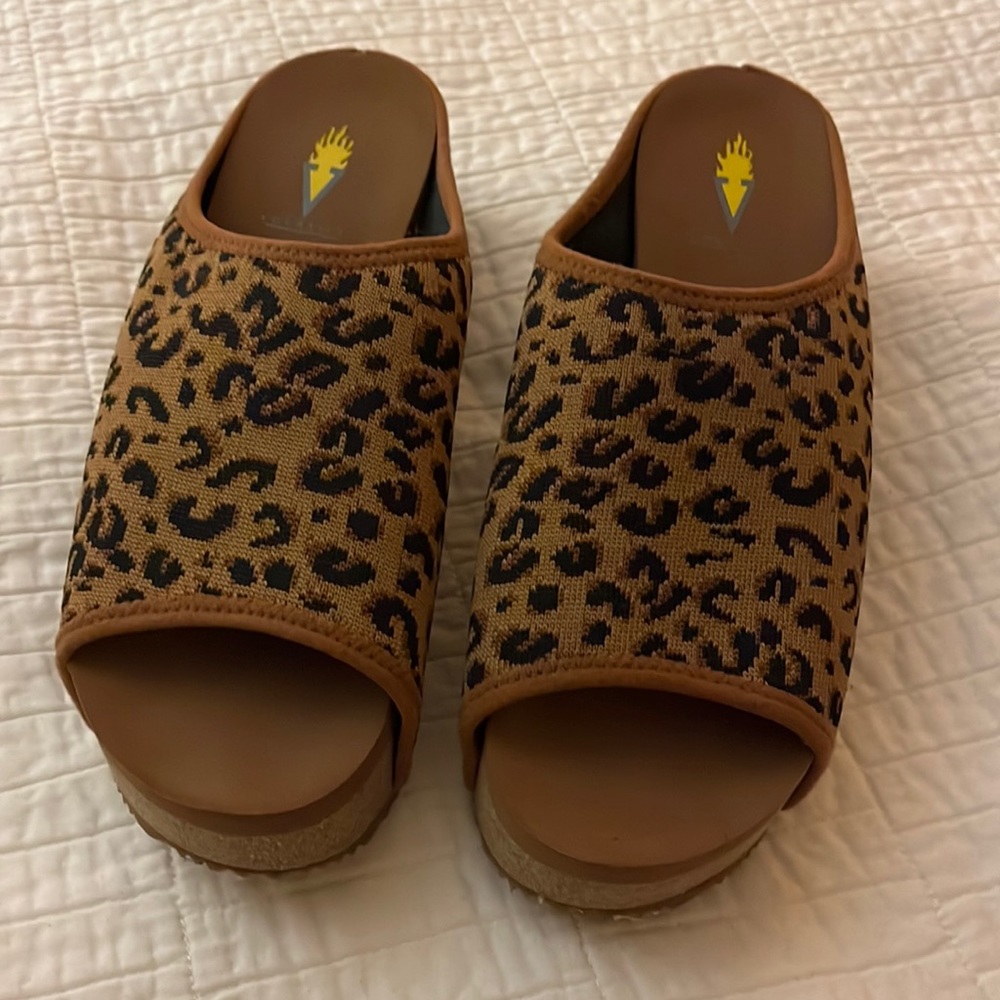 Volatile leopard stretch fabric flatform